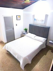 a bedroom with a large white bed in a room at Habitación Premium al lado del CC San Silvestre in Barrancabermeja