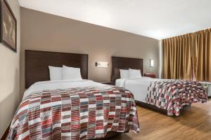 a hotel room with two beds in a room at Red Roof Inn Montgomery - Midtown in Montgomery
