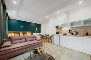 Η κουζίνα ή μικρή κουζίνα στο WagnerStays 2BD Suites City Center Residence