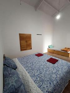 Letto o letti in una camera di Cascade Meadows Bungalow with Waterfall View