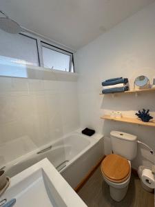 Bilik mandi di Beachfront Sunrise Sands Retreat, Gibraltar +55 gambar