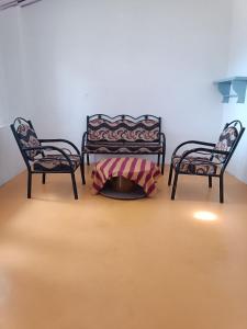 Area soggiorno di Cascade Meadows Bungalow with Waterfall View