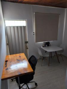 a room with a desk and a table and a screen at Habitación Premium al lado del CC San Silvestre in Barrancabermeja +2 photos