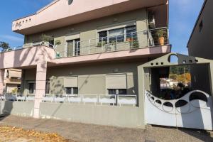a building with a balcony with chairs in front of it at Simplerior house in Tríkala