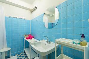 Un baño con azulejos azules, lavabo y espejo. en Les Jacinthes - Spacious sea view, en Port-la-Nouvelle 24 fotos más