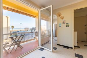 Una habitación con balcón con vista al mar. en Les Jacinthes - Spacious sea view, en Port-la-Nouvelle