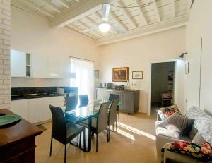 a kitchen and dining room with a table and chairs at Casa di Daddo in Tivoli