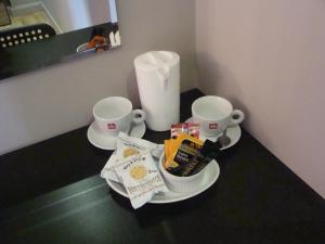 uma mesa com duas chávenas e alguns snacks em Riggend Farm Bed and Breakfast em Airdrie