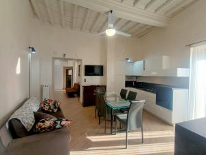 a living room with a couch a table and a kitchen at Casa di Daddo in Tivoli