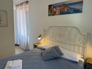 Postel nebo postele na pokoji v ubytování Pippo a Vernazza Rooms