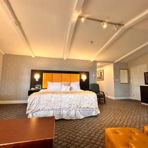 Postel nebo postele na pokoji v ubytování The Gananoque Inn + 37 fotografií