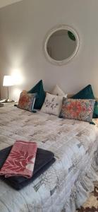 Postel nebo postele na pokoji v ubytování Vytauto Centriniai apartamentai