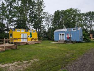two tiny houses are sitting in a yard at Tinyhouse Bergharen in Bergharen