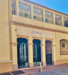 een gebouw met een bord aan de voorgevel bij Apartamento Milenio Nerja in Nerja