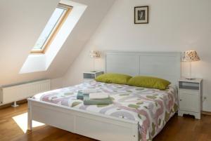 A bed or beds in a room at Fröccs Apartmann