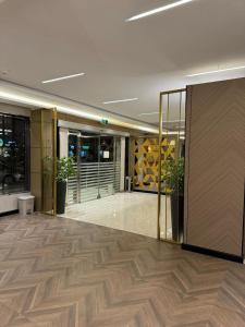 een lege lobby met houten vloeren in een gebouw bij نزل ارام النفل Nozol Aram 4 in Riyad