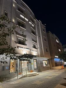 een gebouw 's nachts met een gebouw met verlichting bij نزل ارام النفل Nozol Aram 4 in Riyad