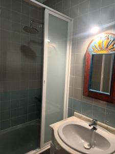 ein Badezimmer mit Waschbecken, Dusche und Spiegel in der Unterkunft Terraço da Baía in São Martinho do Porto + 26 Fotos