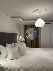 Postel nebo postele na pokoji v ubytování Strömspärlan - Nordic Stay Strömstad