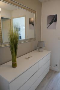 een spiegel bovenop een dressoir in een kamer bij Le Green Set in Pornic