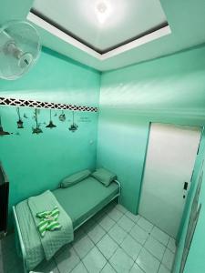 TimuranにあるBronk House 2 Tamsisの天井の小さな客室で、ベッド1台が備わります。