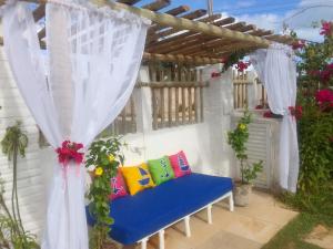 São Gonçalo do AmaranteにあるTaiba Beach Aconchegoのパーゴラ(青いベンチ付)