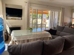 Μια τηλεόραση ή/και κέντρο ψυχαγωγίας στο Casa Las Terrazas del Lago Alojamiento Rural