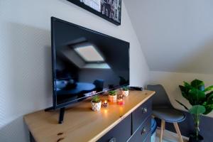 TV a/nebo společenská místnost v ubytování Charmant et confortable T2 à Flers