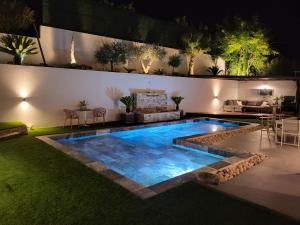 - une piscine au milieu d'une cour la nuit dans l'établissement Sublime Villa Récente d'Architect T5 & Piscine & 5 pkg, à Cabriès