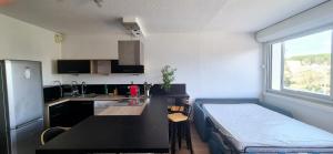 Køkken eller tekøkken på Studio cosy design avec piscine, 8mn de la mer à pied