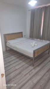 Postel nebo postele na pokoji v ubytování R J 2 bedroom apartment