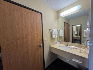 Koupelna v ubytování FairBridge Inn & Suites McAlester