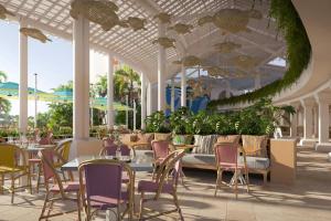 Um restaurante ou outro lugar para comer em Turtle Beach, a Tribute Portfolio All Inclusive Hotel