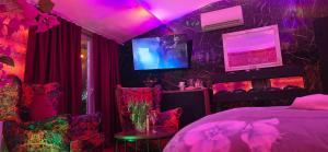 Televízia a/alebo spoločenská miestnosť v ubytovaní APARTAMENT Solny SPA
