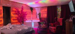 sypialnia z łóżkiem i wanną z różowymi lampkami w obiekcie APARTAMENT Solny SPA w mieście Rzeszów +11 zdjęć
