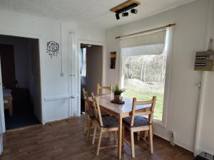 a dining room with a table and chairs and a window at Kleine Freiheit Nummer 3 in Reichendorf
