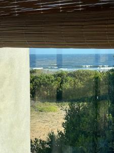 a view of the ocean from a window at Casa frente al mar Papaya Grande in Punta Del Diablo