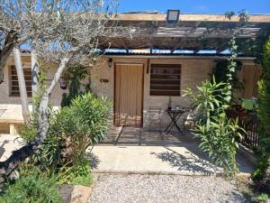 a house with a wooden door and a patio at Casita Bonita in Villafamés