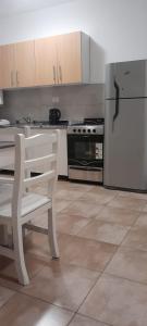 cocina con silla blanca y nevera en Descanso, en Paraná
