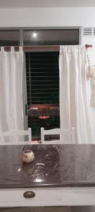 encimera de cocina con mesa y 2 sillas en Descanso, en Paraná