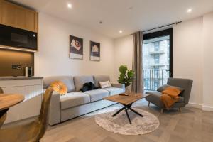 un salon avec un canapé et une table dans l'établissement Luxury Flat next Tower Bridge 2, à Londres