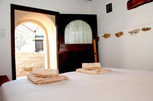 Postel nebo postele na pokoji v ubytování Pyrgos Fassea Kardamyli Towerhouse