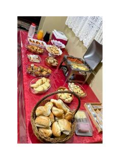 een tafel met veel verschillende soorten voedsel bij Hotel Hebron in Três Marias