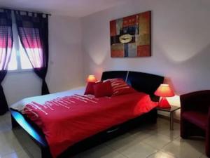 En eller flere senge i et værelse på Villa spacieuse avec piscine à Agde de 150 m²_2