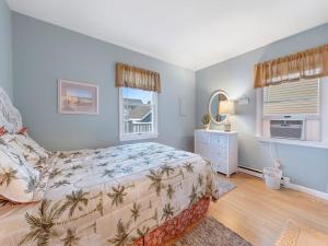 ein Schlafzimmer mit einem Bett und zwei Fenstern in der Unterkunft Wifi, Ourdoor Shower, Porch Ocean Side 1St Floor Duplex, A Short Walk From The Best Lbi Attractions, A Small Park, And The Beach, in Beach Haven