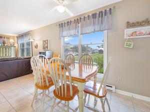 ein Esszimmer mit Tisch und Stühlen und einem Fenster in der Unterkunft Wifi, Ourdoor Shower, Porch Ocean Side 1St Floor Duplex, A Short Walk From The Best Lbi Attractions, A Small Park, And The Beach, in Beach Haven