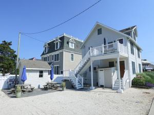 Großes Haus mit Balkon und Terrasse in der Unterkunft Wifi, Ourdoor Shower, Porch Ocean Side 1St Floor Duplex, A Short Walk From The Best Lbi Attractions, A Small Park, And The Beach, in Beach Haven + 19 Fotos
