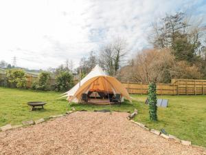 Taman di luar Bell tent 2