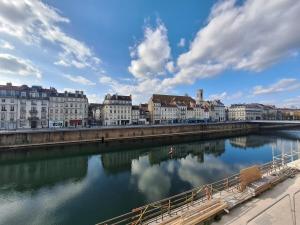 a bridge over a river in a city with buildings at Nid calme et cosy - Hypercentre avec superbe vue! in Besançon
