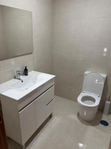 Ванная комната в Apartamento Duplex Bragança centro +13 фотографий
